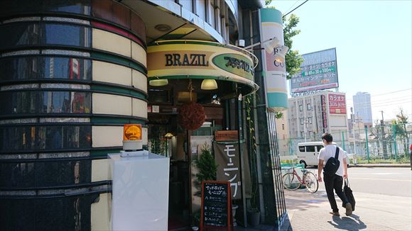 金山にあるブラジルコーヒーの軒下に丸い玉がぶら下がっていましたがあれは杉玉 サトッチの覚え書き 旅行